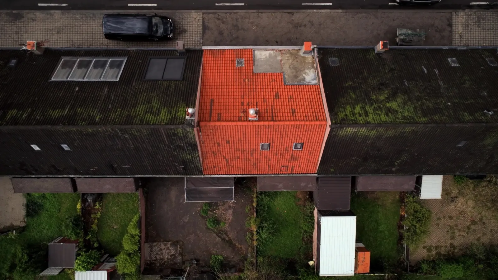 Vue aérienne d'un quartier de maisons mitoyennes aux toitures de couleurs différentes